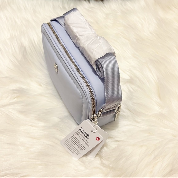 ✨Sold✨Lululemon • Crossbody Camera Bag - Picture 3 of 14